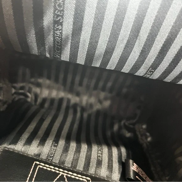 Victoria’s Secret Snakeskin Gold Backpack. Adjustable straps - Picture 14 of 15